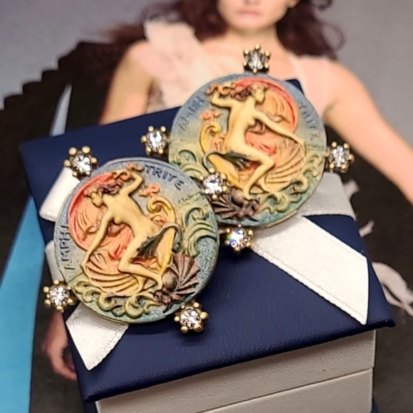 Elegant Art Nouveau Alluring Lady Crystal Crystal Embellished Gold Earrings - Picture 4 of 13